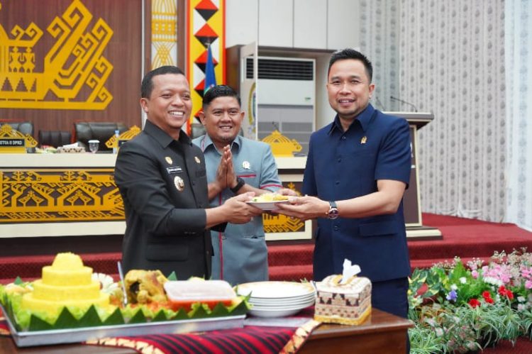 Bupati Pringsewu Hadiri Paripurna Ranperda Pesantren, Momen Ulang Tahun Jadi Sorotan