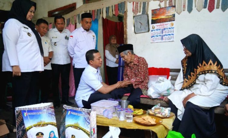 Bentuk Kepedulian, Bupati Pringsewu Kunjungi Keluarga PMI yang Wafat