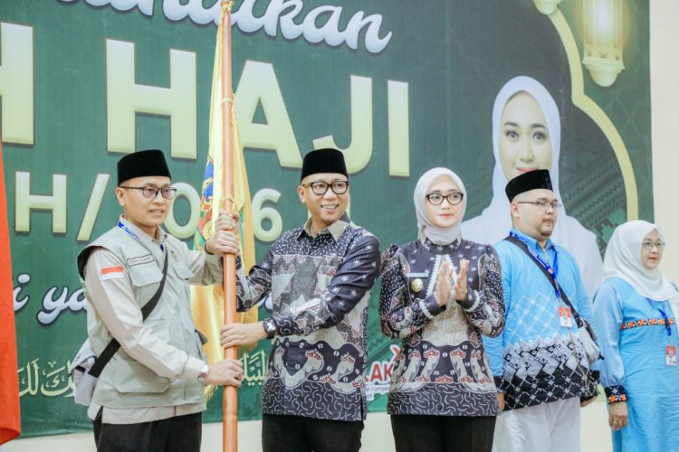 445 Jemaah Haji Kloter 7 Resmi Diberangkatkan dari Asrama Haji Rajabasa