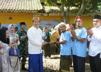 Warga Karang Sari Haru Terima Sapi Kurban Raksasa dari Presiden Prabowo