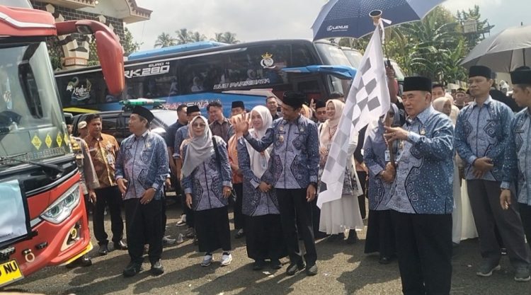 Suasana Haru Iringi Pelepasan Jamaah Haji Tanggamus 2026