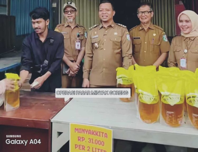 Bupati Pringsewu Pantau OP Minyak Goreng, Warga Antusias Belanja Murah