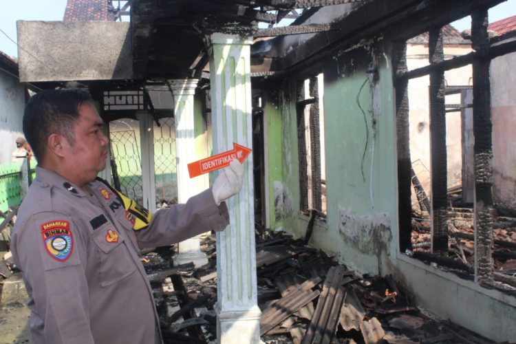 Diduga Korsleting Saat Cas HP, Rumah ASN di Pringsewu Ludes Terbakar