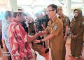 Warga Wonodadi Terima Bantuan Beras dan Minyak Goreng dari Pemkab Pringsewu