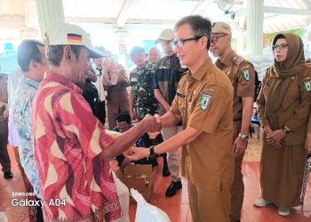 Warga Wonodadi Terima Bantuan Beras dan Minyak Goreng dari Pemkab Pringsewu