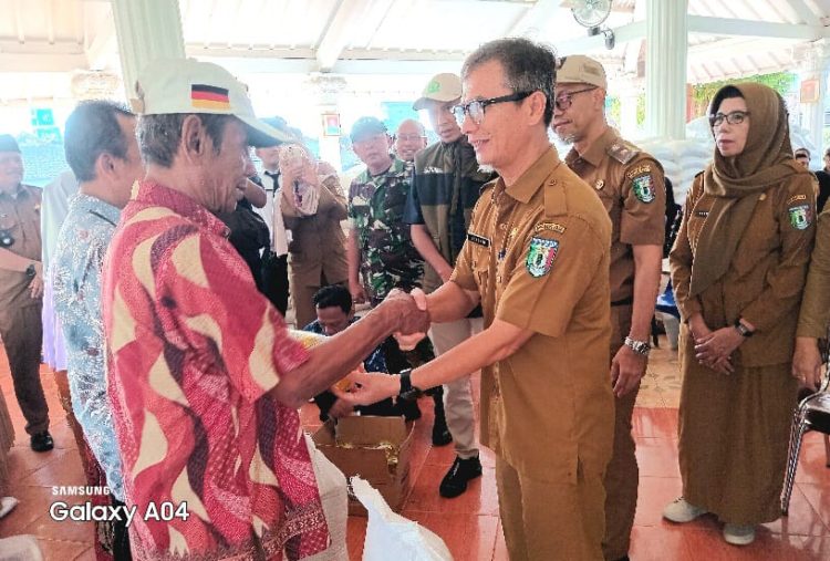 Warga Wonodadi Terima Bantuan Beras dan Minyak Goreng dari Pemkab Pringsewu