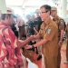 Warga Wonodadi Terima Bantuan Beras dan Minyak Goreng dari Pemkab Pringsewu