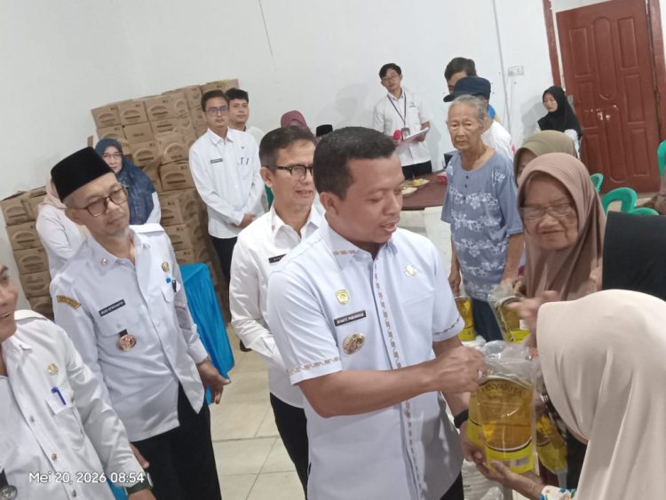 Bupati Pringsewu Salurkan Bantuan Pangan untuk 693 Warga Pekon Rejosari