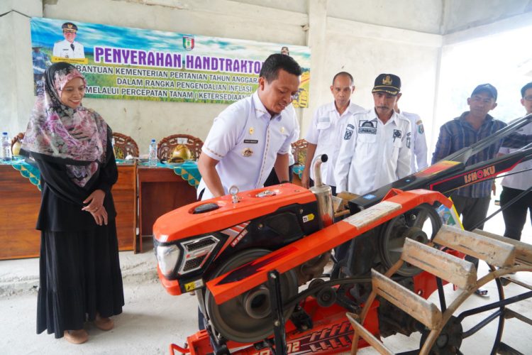 Dukung Ketahanan Pangan, Pemkab Pringsewu Bagikan Bantuan Alsintan ke Petani