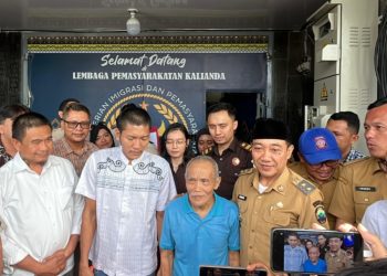 Tangis Haru Sambut Kepulangan Mbah Mujiran dari Lapas Kalianda