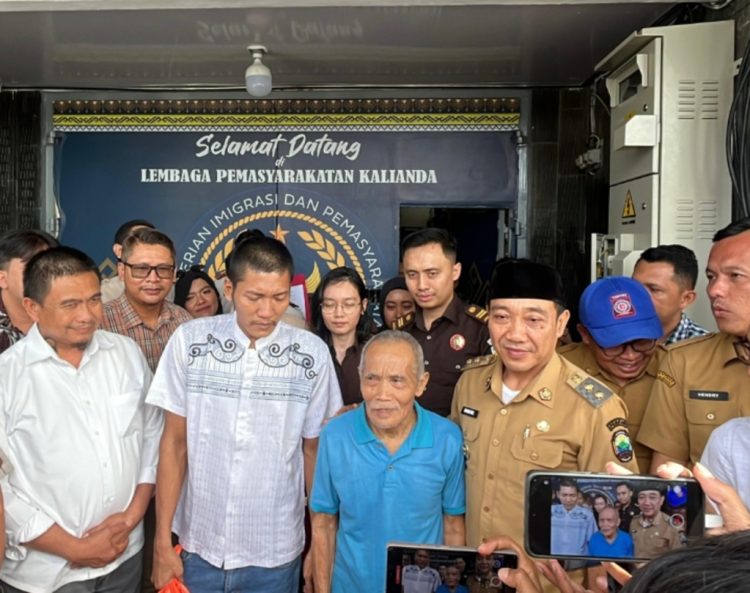 Tangis Haru Sambut Kepulangan Mbah Mujiran dari Lapas Kalianda