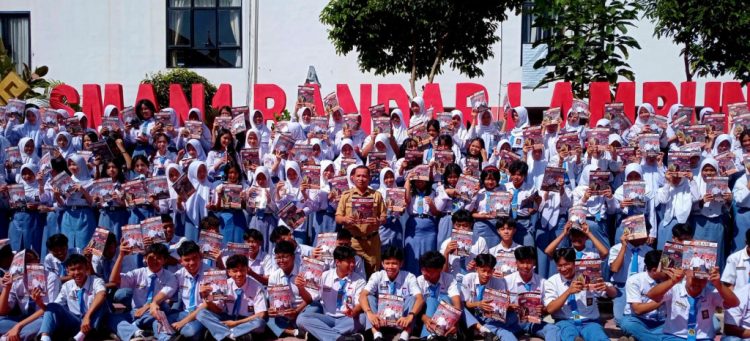 Ratusan Siswa SMAN 1 Bandar Lampung Antusias Berebut Majalah Pendidikan Narasi