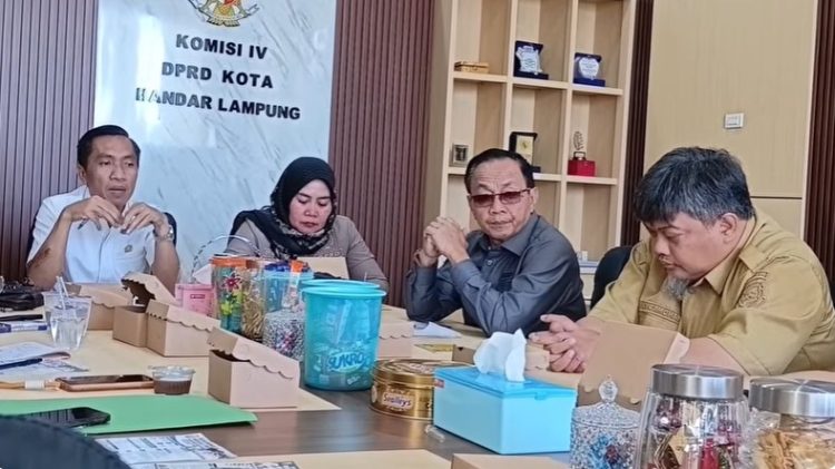 Kadisdikbud Bandar Lampung Tertunduk Saat Dicecar DPRD Soal SMA Siger