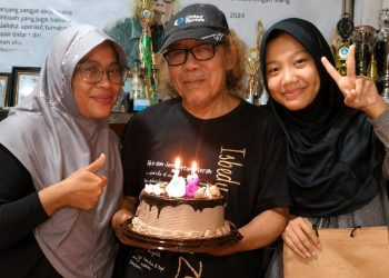 Isbedy 68 Tahun, Lilin Ultah Ditiup di Tengah Kehangatan Keluarga