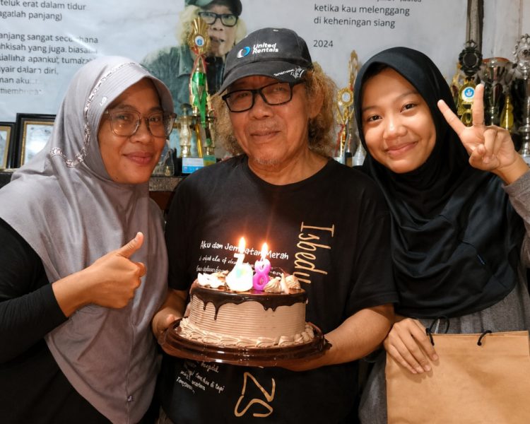 Isbedy 68 Tahun, Lilin Ultah Ditiup di Tengah Kehangatan Keluarga