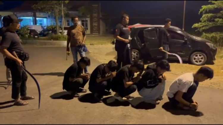 Polisi Sita Celurit Raksasa dalam Kasus Tawuran Antar Geng di Pringsewu