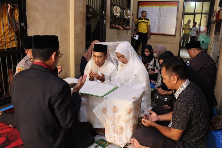Kisah Haru di Balik Jeruji, Tahanan Narkoba Resmi Menikahi Kekasihnya di Rutan Pringsewu