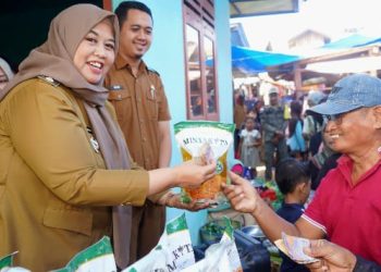 Pemkab Pringsewu Jual 900 Liter Minyak Goreng Murah di Pasar Sukoharjo