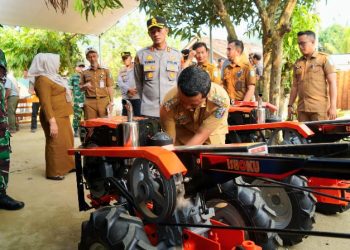 Bupati Pringsewu Serahkan Bantuan Alsintan, Dukung Swasembada Jagung Nasional