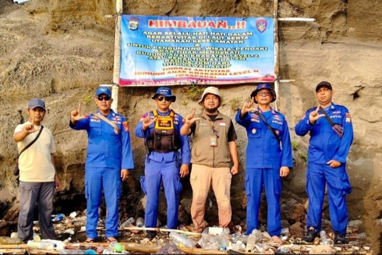 Aktivitas Gunung Anak Krakatau Meningkat, Polda Lampung Ingatkan Nelayan dan Wisatawan Lewat Papan Imbauan