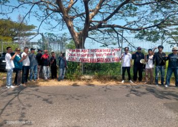 Forum Segekhi Suku Pasang Spanduk Tolak PLTP Gunung Rajabasa, Tegaskan Komitmen Jaga Alam dan Adat