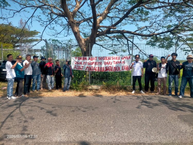 Forum Segekhi Suku Pasang Spanduk Tolak PLTP Gunung Rajabasa, Tegaskan Komitmen Jaga Alam dan Adat