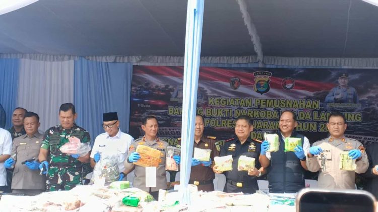 Gebrakan Polda Lampung! Barang Bukti Narkoba Senilai Rp264,9 Miliar Dimusnahkan Bersama 166 Senpi Rakitan