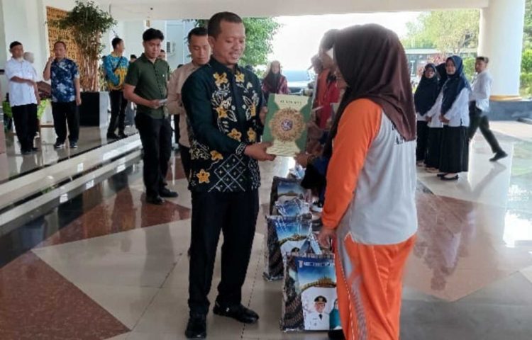 12 Siswa Pringsewu Berangkat ke Sekolah Rakyat Lampung, Bupati Titip Pesan Ini