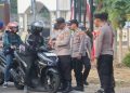 Jelang HUT RI ke-81, Polres Lampung Selatan Tebar Ratusan Bendera Merah Putih ke Warga