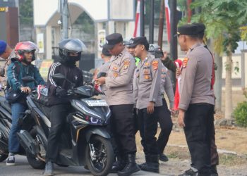 Jelang HUT RI ke-81, Polres Lampung Selatan Tebar Ratusan Bendera Merah Putih ke Warga