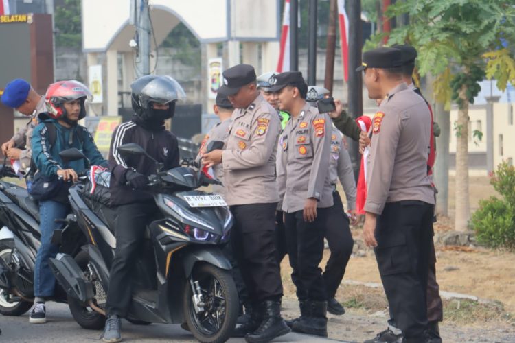 Jelang HUT RI ke-81, Polres Lampung Selatan Tebar Ratusan Bendera Merah Putih ke Warga