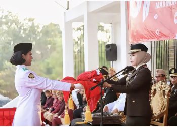 Pimpin Upacara Penurunan Bendera, Kajari Lampung Tengah Ingatkan Pentingnya Integritas