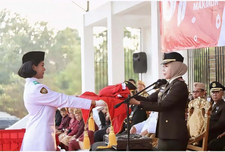 Pimpin Upacara Penurunan Bendera, Kajari Lampung Tengah Ingatkan Pentingnya Integritas