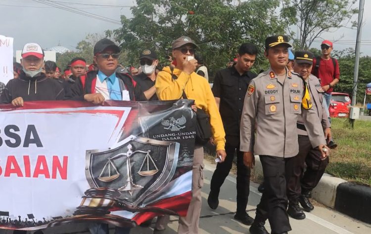 Momen Tak Biasa! Kapolres Lampung Selatan Ngobrol dan Minum Es Jeruk Bersama Pendemo