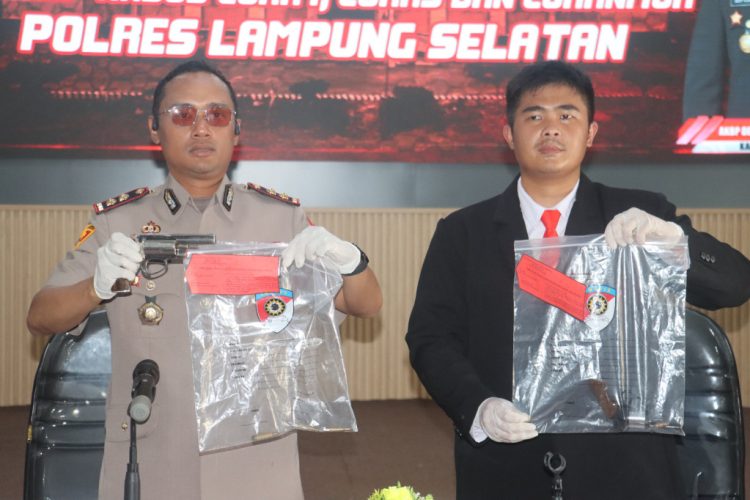 Warga Lampung Selatan Serahkan Dua Senpi Rakitan dan Empat Amunisi ke Polisi