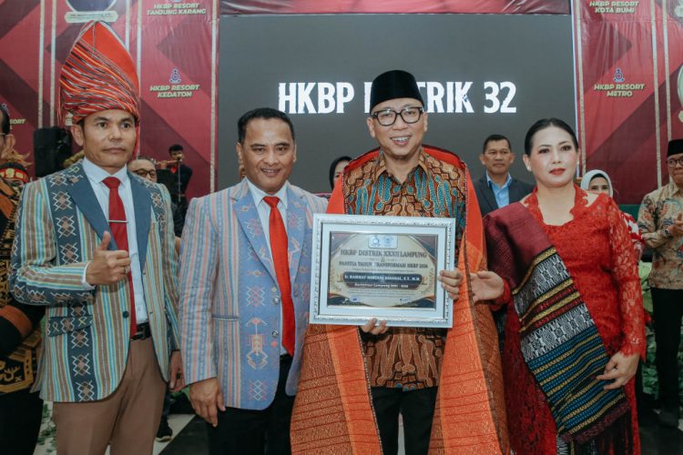 Gubernur Mirza Terima Penghargaan HKBP atas Dedikasi Jaga Kerukunan di Lampung