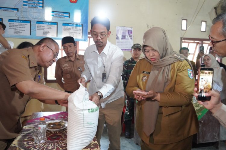 Umi Laila Serahkan Bantuan Beras, 572 Warga Pekon Blitarejo Terima 30 Kg