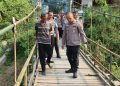 Jembatan Gantung Bumi Arum Rusak, Kapolres Pringsewu Cek Langsung Keluhan Warga