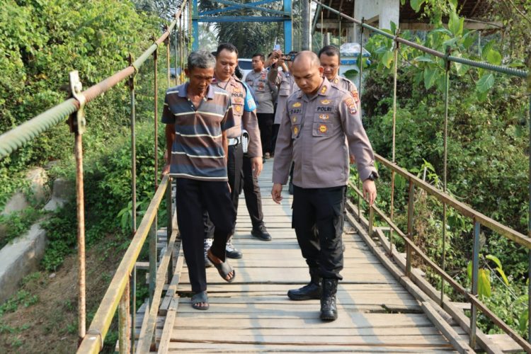 Jembatan Gantung Bumi Arum Rusak, Kapolres Pringsewu Cek Langsung Keluhan Warga