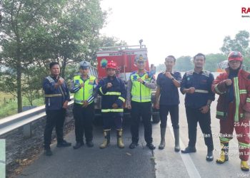 Api Membakar Material Kering di Tol KM 63-64, Polsek Merbau Mataram Turun Tangan