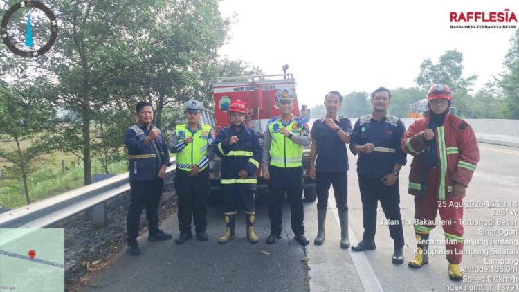 Api Membakar Material Kering di Tol KM 63-64, Polsek Merbau Mataram Turun Tangan