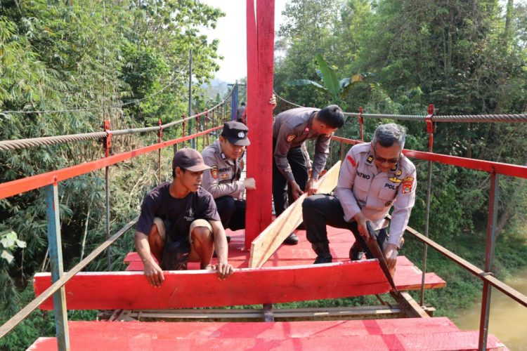 Rusak dan Bikin Warga Waswas, Jembatan Gantung Bumi Arum Kini Kembali Kokoh