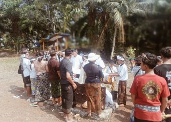 Puluhan Tahun Mengabdi sebagai Pemangku, Pak Gurun Putu Sugiarto Diantar dalam Upacara Ngaben