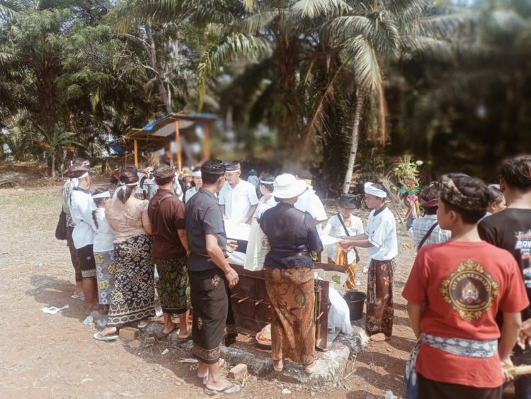 Puluhan Tahun Mengabdi sebagai Pemangku, Pak Gurun Putu Sugiarto Diantar dalam Upacara Ngaben