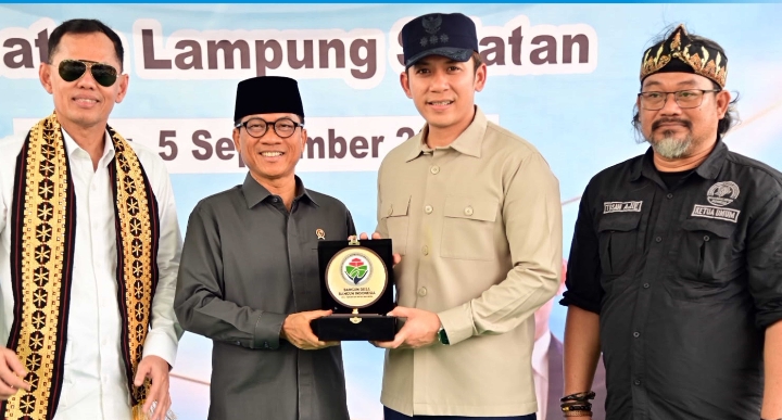 Potensi Desa Merak Batin Dikembangkan Jadi Kekuatan Ekonomi, Mendes PDT Hadiri Panen Anggur