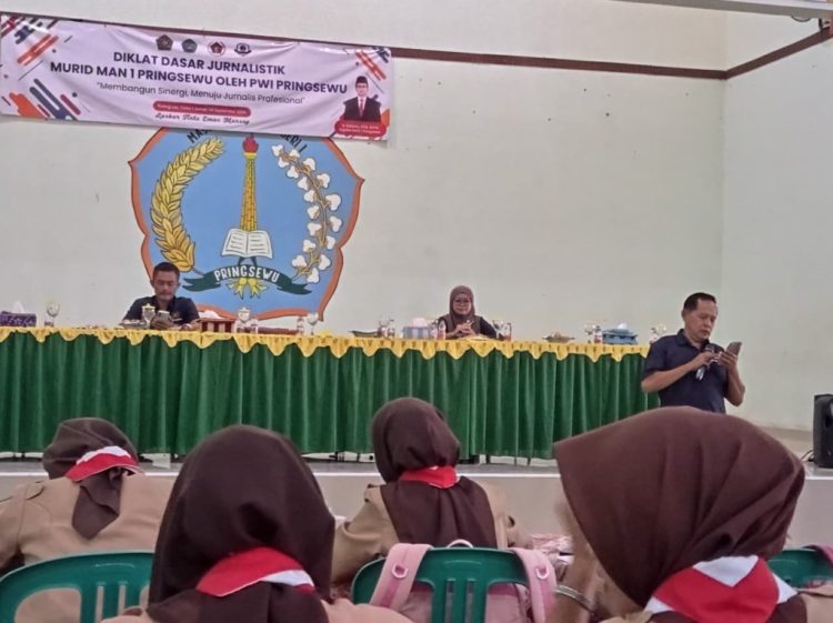 Asah Literasi Pelajar, PWI Pringsewu Beri Diklat Dasar Jurnalistik di MAN 1