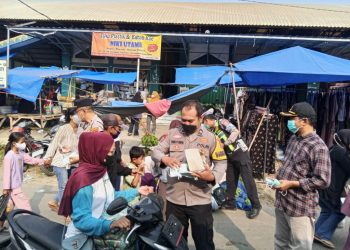 Pringsewu Diselimuti Abu Vulkanik Anak Krakatau, Polisi Turun Bagikan Masker
