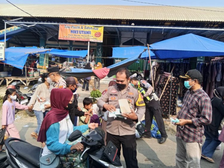 Pringsewu Diselimuti Abu Vulkanik Anak Krakatau, Polisi Turun Bagikan Masker