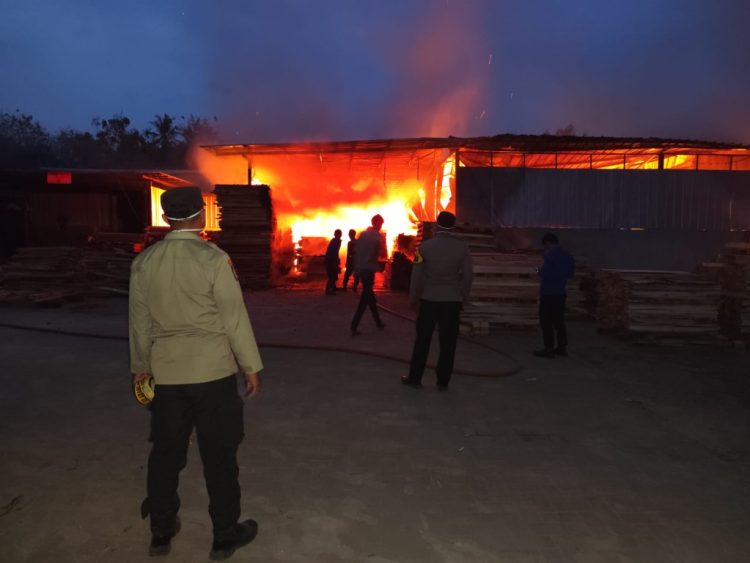Api Mengamuk Saat Subuh, Pabrik Palet Kayu di Gadingrejo Hangus