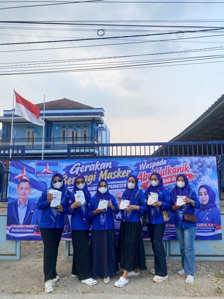 Peduli Warga Terdampak Abu Vulkanik, Demokrat Pringsewu Sebar 1.500 Masker